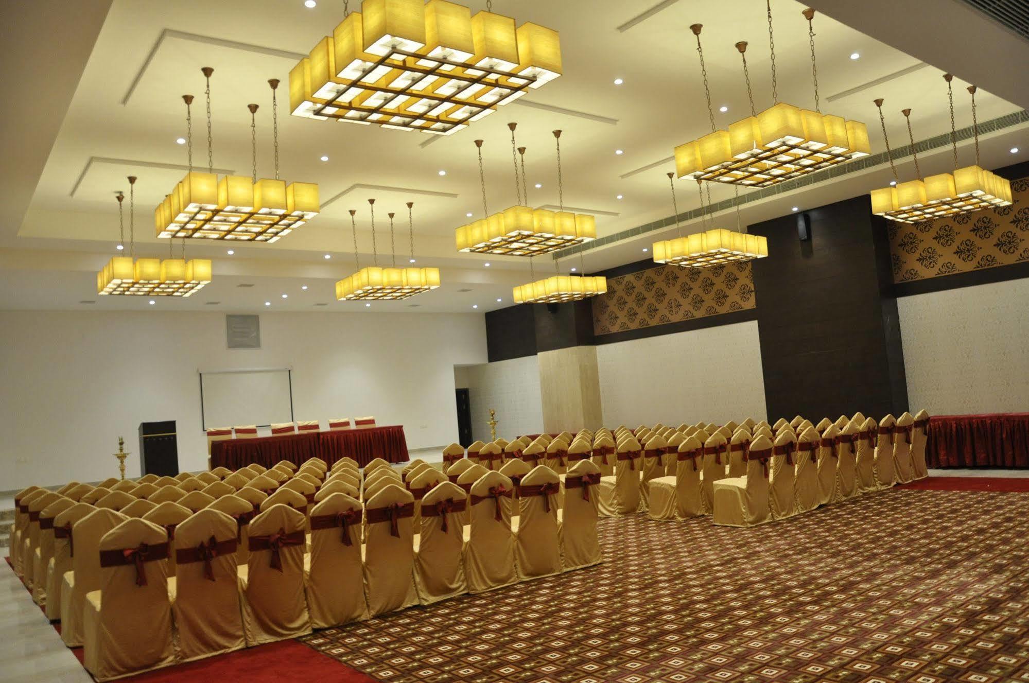 Hotel Ganpat Grand Palani Zewnętrze zdjęcie